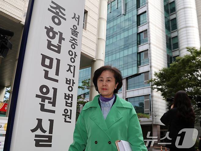 김영선 전 국민의힘 의원이 24일 오전 서울 서초구 서울중앙지방법원에서 열린 김건희 여사의 도이치모터스 주가 조작·통일교 뇌물·공천 개입 등 혐의 4차 공판에 증인으로 출석하고 있다. 2025.10.24/뉴스1 ⓒ News1 황기선 기자