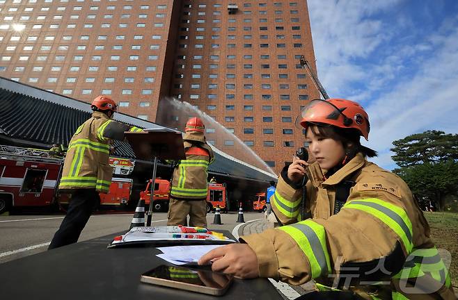 24일 오전 서울 중구 신라호텔에서 열린 '2025 중구 안전한국훈련'에서 소방대원들이 화재 진압 훈련을 하고 있다. 2025.10.24/뉴스1 ⓒ News1 김진환 기자