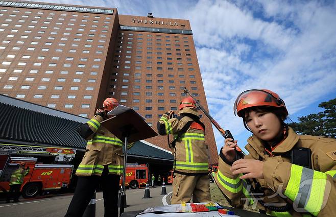24일 오전 서울 중구 신라호텔에서 열린 '2025 중구 안전한국훈련'에서 소방대원들이 화재 진압 훈련을 하고 있다. 2025.10.24/뉴스1 ⓒ News1 김진환 기자