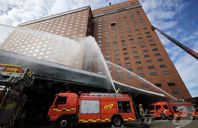 24일 오전 서울 중구 신라호텔에서 열린 '2025 중구 안전한국훈련'에서 소방대원들이 소방차를 이용해 화재를 진압하는 훈련을 하고 있다. 2025.10.24/뉴스1 ⓒ News1 김진환 기자