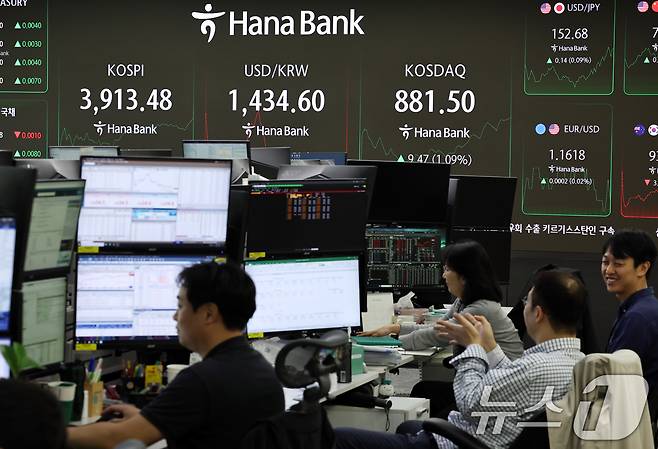 24일 오전 서울 중구 하나은행 본점 딜링룸 전광판에 코스피 지수가 나타나고 있다. 2025.10.24/뉴스1 ⓒ News1 구윤성 기자