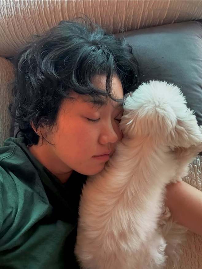 항상 머리 옆에서 꼭 붙어 자는 똘이(이주영 제공) ⓒ 뉴스1