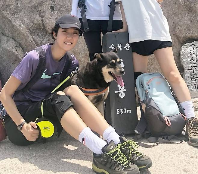 이주영 배우가 반려견 밤비와 등산 후 찍은 기념 사진(이주영 제공) ⓒ 뉴스1