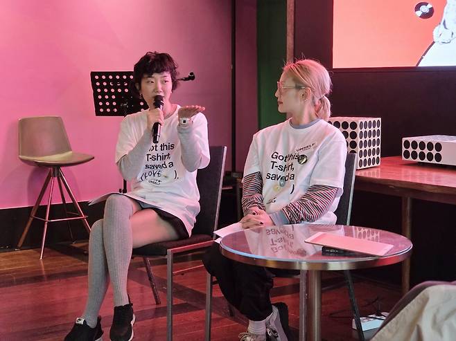 배우 이주영(왼쪽)이 지난 19일 보호동물들을 위해 기부하는 '언셀프 페스티벌' 행사에서 참석자들과 반려동물에 관한 이야기를 나누고 있다. 오른쪽은 배우 이엘. ⓒ 뉴스1 한송아 기자