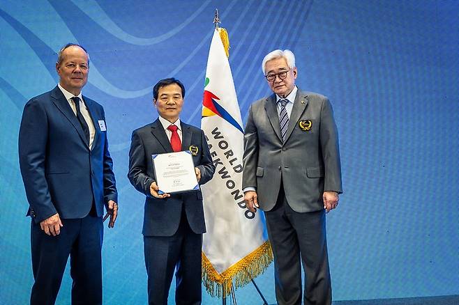 8년 만에 부활한 WT 부총재가 된  양진방 회장(가운데)는 조정원 총재(오른쪽)의 마지막 임기를 잘 보좌하겠다는 뜻을 밝혔다. (WT 제공)