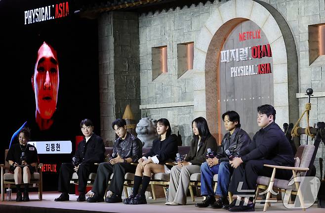 전 이종격투기선수 김동현(왼쪽)이 24일 서울 강남구 봉은사로 웨스틴 서울 파르나스에서 열린 넷플릭스 서바이벌 예능 ‘피지컬: 아시아’ 제작발표회에 참석해 인사말을 하고 있다. ‘피지컬: 아시아’는 한국, 일본, 태국, 몽골, 튀르키예, 인도네시아, 호주, 필리핀 등 8개국이 국기를 걸고 펼치는 피지컬 전쟁이다. 2025.10.24/뉴스1 ⓒ News1 권현진 기자