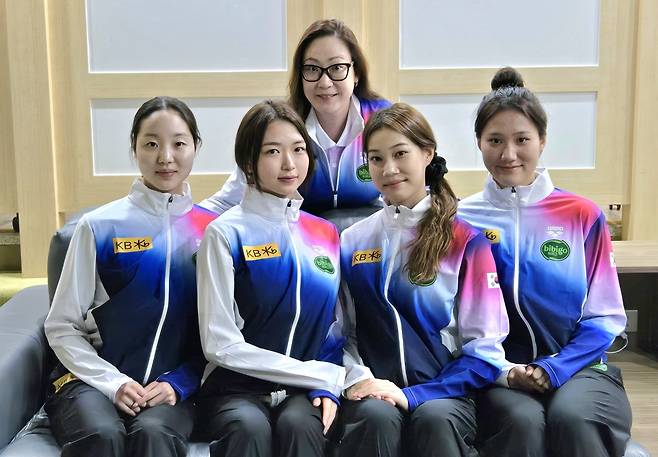 왼쪽부터 허윤서, 이규빈, 김효미 지도자, 이채은, 김지윤. (대한수영연맹 제공)