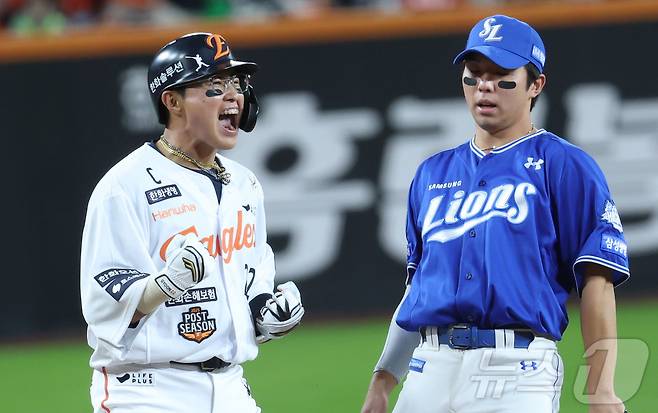 24일 대전 한화생명볼파크 열린 프로야구 2025 신한 SOL뱅크 KBO 플레이오프 5차전 삼성 라이온즈와 한화 이글스의 경기에서 한화 채은성이 3회말 2타점 3루타를 치며 삼성 김영웅 앞에서 환호하고 있다. 2025.10.24/뉴스1 ⓒ News1 김기남 기자