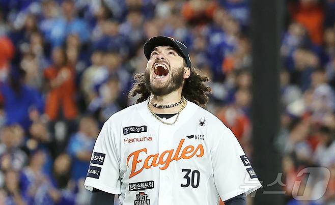 24일 오후 대전 한화생명볼파크에서 열린 프로야구 2025 신한 SOL뱅크 KBO 플레이오프 5차전 삼성 라이온즈와 한화 이글스의 경기, 한화 선발 폰세가 5회초 이닝을 실점 없이 마친 뒤 포효하고 있다. 이날 폰세는 5이닝 5피안타 9탈삼진 1실점(비자책)을 기록했다. 2025.10.24/뉴스1 ⓒ News1 김진환 기자