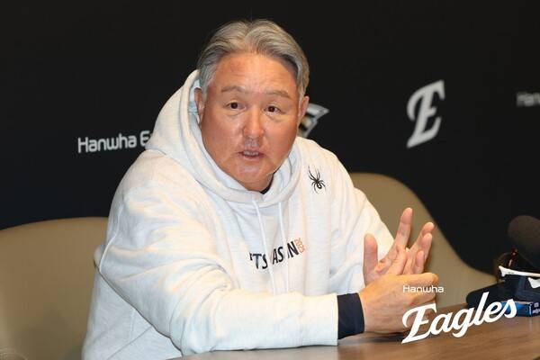 24일 오후 6시 30분 대전 한화생명볼파크에서 열리는 2025 신한 SOL뱅크 한국야구위원회(KBO) 포스트시즌(PS) 플레이오프(PO·5전3선승제) 5차전을 앞두고 있는 한화 이글스 김경문 감독. /사진=한화 이글스