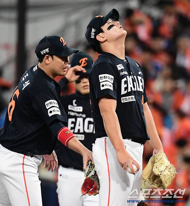 22일 대구 삼성라이온즈파크에서 열린 삼성과 한화의 PO 4차전. 6회말 2사 1, 2루. 강판 당하는 한화 김서현. 대구=송정헌 기자songs@sportschosun.com/2025.10.22/
