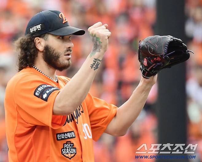 3회초 무사 1, 3루. 구자욱 타석 때 심판에게 어필하는 한화 선발 폰세.