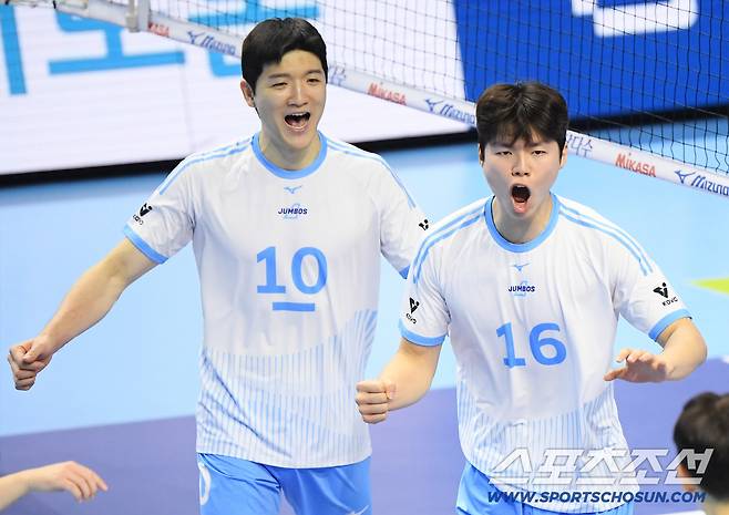 23일 인천 계양체육관에서 열린 V리그 대한항공-한국전력전. 대한항공 정지석, 정한용이 득점 후 기뻐하고 있다. 인천=정재근 기자 cjg@sportschosun.com/2025.10.23/