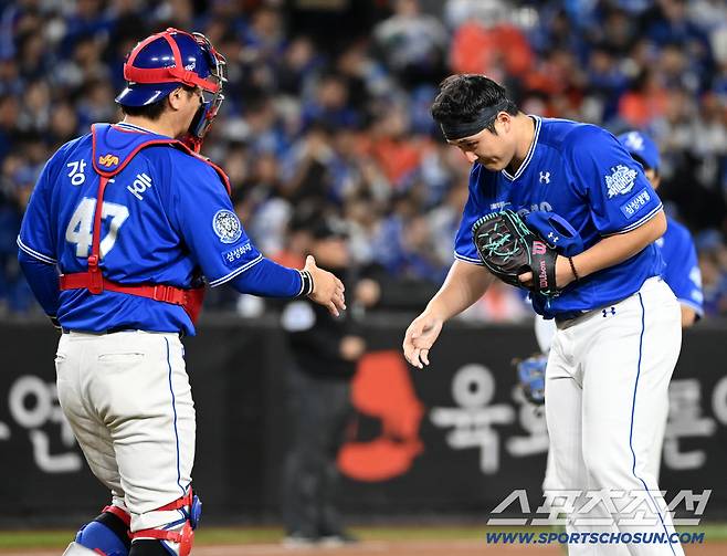 24일 대전 한화생명볼파크에서 열린 PO 5차전 삼성과 한화의 경기, 4회말 삼성 최원태가 교체되며 강민호와 악수를 하고 있다. 대전=허상욱 기자wook@sportschosun.com/2025.10.24/