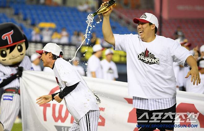 1일 잠실구장에서 정규리그 우승을 확정 지은 LG 트윈스. 염경엽 감독을 향해 김현수가 샴페인을 뿌리고 있다. 잠실=박재만 기자 pjm@sportschosun.com/2025.10.01/