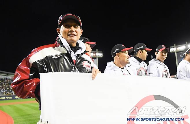 22일 잠실구장에서 LG 트윈스 한국시리즈 출정식이 열렸다 . LG 염경엽 감독이 기념촬영을 하고 있다. 잠실=박재만 기자 pjm@sportschosun.com/2025.10.22/
