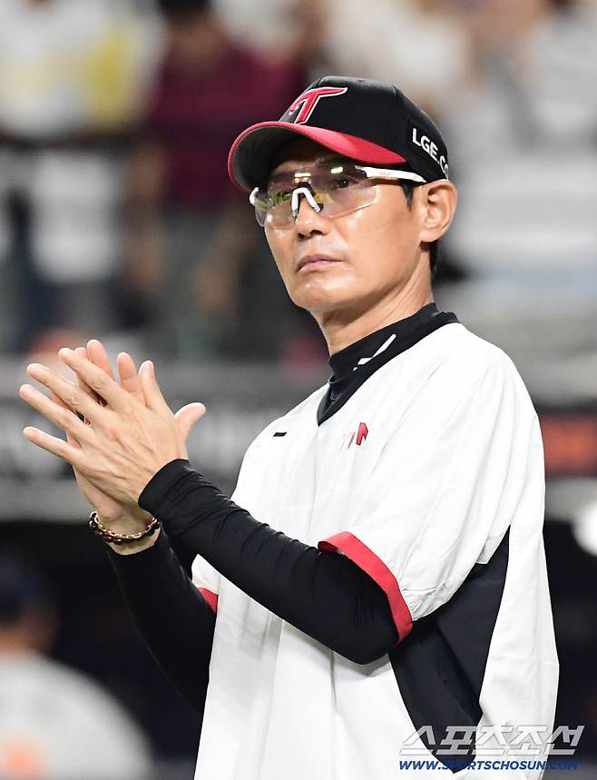 27일 대전 한화생명볼파크에서 열린 KBO리그 한화와 LG의 경기. LG가 한화에 승리했다. 경기 종료 후 선수들에게 박수를 보내고 있는 LG 염경엽 감독. 대전=송정헌 기자songs@sportschosun.com/2025.09.27/