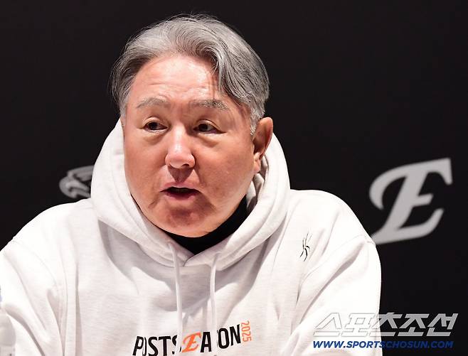 24일 대전 한화생명볼파크에서 열리는 삼성과 한화의 PO 5차전. 인터뷰하고 있는 한화 김경문 감독. 대전=송정헌 기자songs@sportschosun.com/2025.10.24/