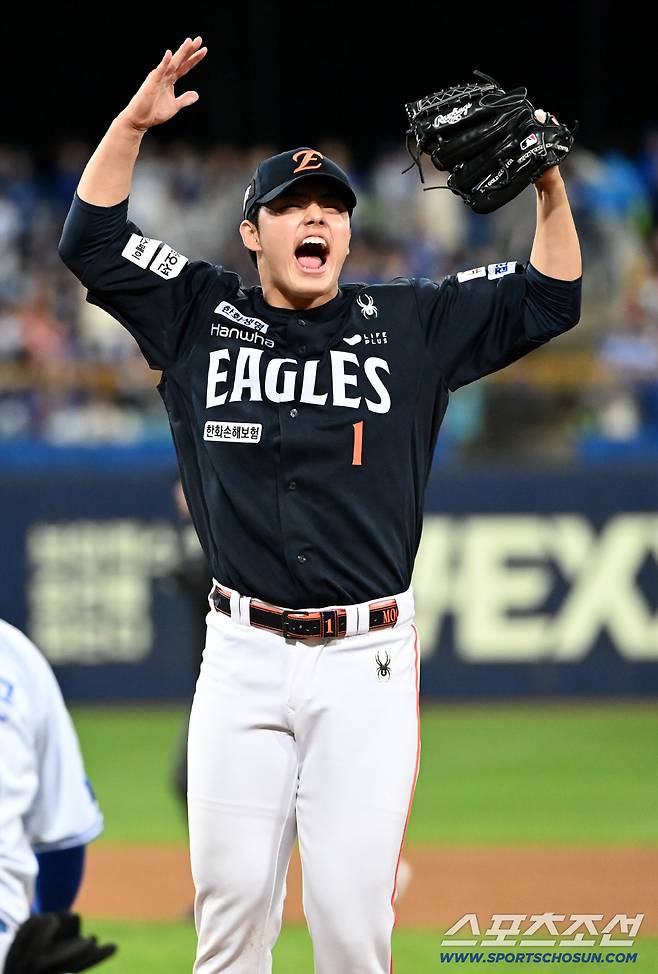 21일 대구 삼성라이온즈파크에서 열린 한화와 삼성의 플레이오프 3차전, 한화가 5대4로 승리했다. 경기를 끝낸 문동주가 환호하고 있다. 대구=허상욱 기자wook@sportschosun.com/2025.10.21/