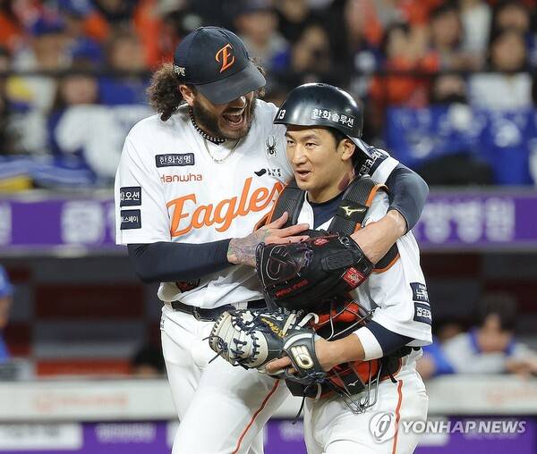 라이언 와이스(왼쪽)-최재훈. ⓒ연합뉴스