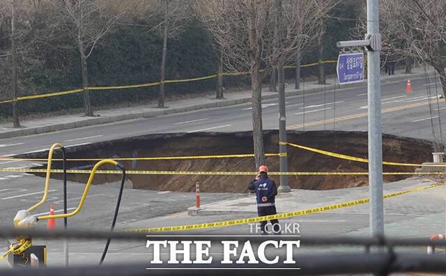 서울시가 분석한 GPR 탐사 자료에 따르면 올해 GPR(지표투과레이더) 탐사구간은 9월 기준 7169km에 달한다. 사진은 지난 3월 서울 강동구 대명초등학교 인근 사거리에서 발생한 싱크홀. /더팩트 DB