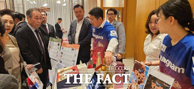 23일 충남도와 충남문화관광재단 관계자들이 일본 나라현 JW메리어트호텔에서 일본 기업인 등을 대상으로 충남관광 홍보 활동을 벌이고 있다. /충남문화관광재단