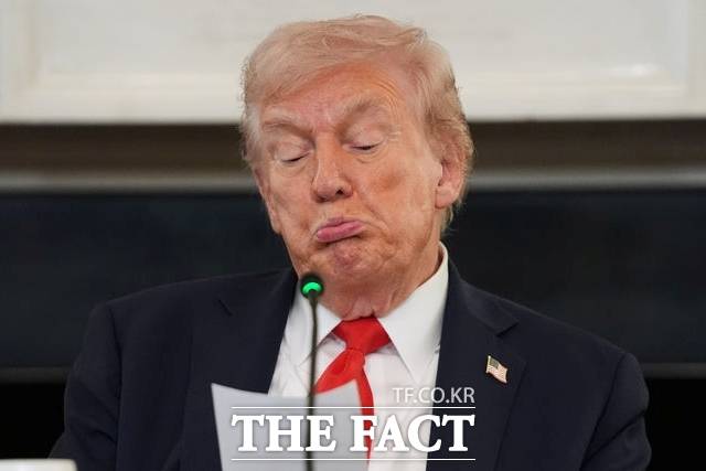 백악관 공사 비용에 대한 논란이 불거지자 트럼프 대통령은 23일 기자들에게 개인 기부자들이 약 3억5000만 달러(약5032억원)를 기부했으며, 자신도 개인적으로 "수백만 달러"를 기부했다고 밝혔다. / 뉴시스