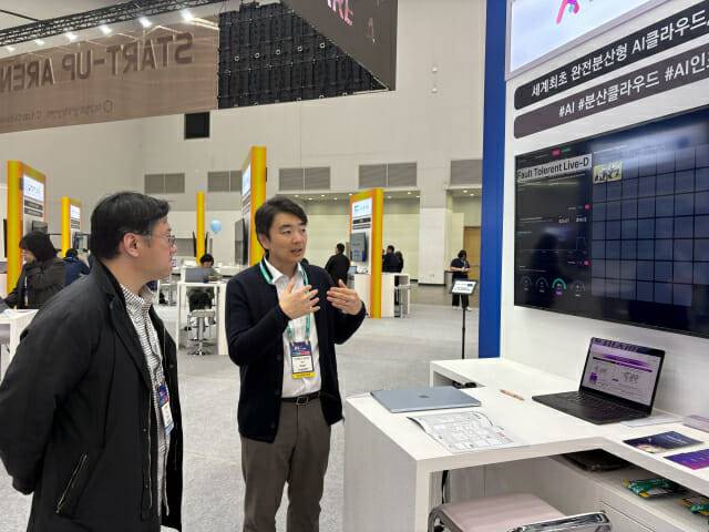박세진 에이아이브 대표(오른쪽)가 고객에게 에어 클라우드를 설명하고 있다. (사진=에이아이브)