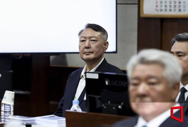 윤석열 전 대통령이 지난달 26일 서울 서초구 서울중앙지방법원에서 열린 '특수공무 집행 방해, 직권남용 권리행사 방해 혐의' 첫 재판에 출석해 있다. 사진공동취재단
