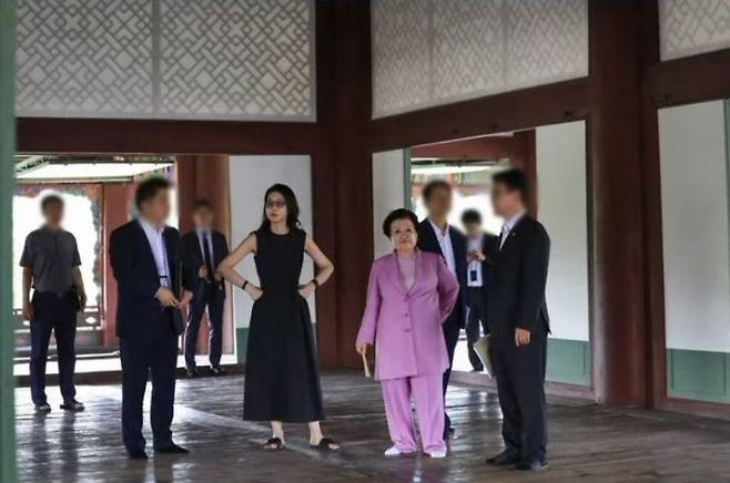 경회루에 비공개 방문한 것으로 보이는 김건희 여사의 사진. 유튜브 채널 '주기자 라이브'
