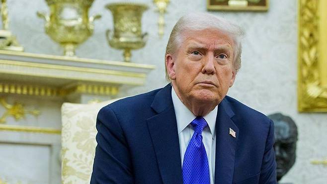 정면을 쳐다보고 있는 트럼프 대통령