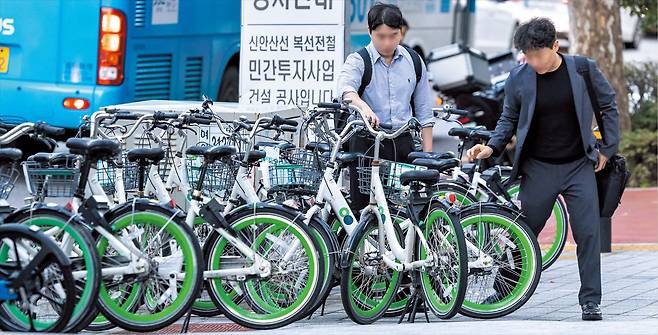 김지호 기자16일 오후 서울 여의도의 한 ‘따릉이(서울시 공공 자전거)’ 대여소에서 퇴근길 직장인들이 자전거를 빌리고 있다. ‘따릉이’는 올해 정식 도입 10년을 맞았다. 운영 첫해인 2015년 11만3000건이었던 이용 건수는 지난해 4385만건으로 400배가 됐다. 누적 이용 건수도 올해 2억5000만건을 돌파해 ‘서울 시민의 발’로 자리 잡았다는 평가다.