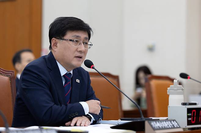 김성환 기후에너지환경부 장관이 14일 서울 여의도 국회에서 열린 국정감사에 출석한 모습. 그는 이날 신규 원전 건설 문제에 대해 “필요성이 없다면 건설하지 않을 수 있다” “원전이 위험하다는 것은 객관적 사실”이라고 했다. /뉴스1