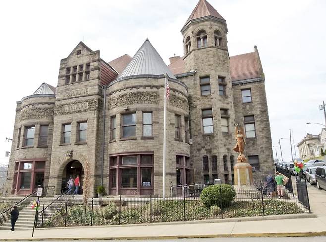 미국 최초의 '카네기 공공도서관'으로 불리는 펜실베이니아주 브래독 카네기 도서관./피츠버그 역사 및 랜드마크 재단