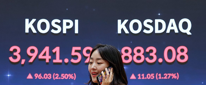 24일 서울 여의도 한국거래소 홍보관에 코스피·코스닥 지수 등이 표시돼 있다. ⓒ연합뉴스