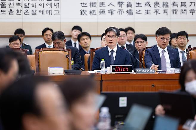 오동운 고위공직자범죄수사처장이 24일 서울 여의도 국회에서 열린 법제사법위원회의 고위공직자범죄수사처에 대한 국정감사에서 의원 질의에 답하고 있다. 뉴스1