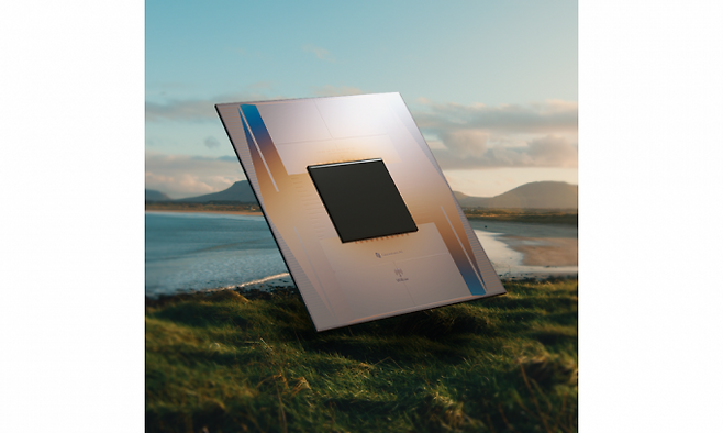 구글 퀀텀 AI의 차세대 초전도 양자프로세서 윌로우(Willow). 구글 퀀텀 AI 연구팀은 이 칩 위에 65큐비트&nbsp;회로를 구성해 양자정보가 되돌아오는 ‘시간 되감기’ 실험을 구현했다. 구글 제공