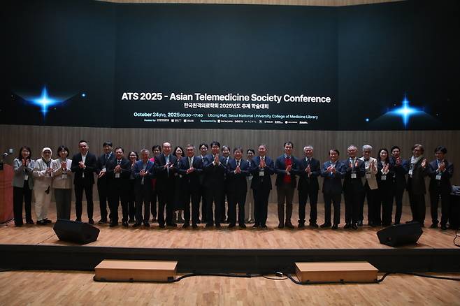아시아 각국 원격의료 전문가가 참여하는 '아시아 원격의료학회(ATS)' 24일 서울 종로구 서울대 의과대학 도서관에서 정식 출범했다. (첫 줄 왼쪽 열 번째부터)김정은 서울대 의과대학 학장, 강대희 아시아 원격의료학회장, 백남종 한국원격의료학회 이사장 등 참석자가 기념촬영했다.(사진=한국원격의료학회)
