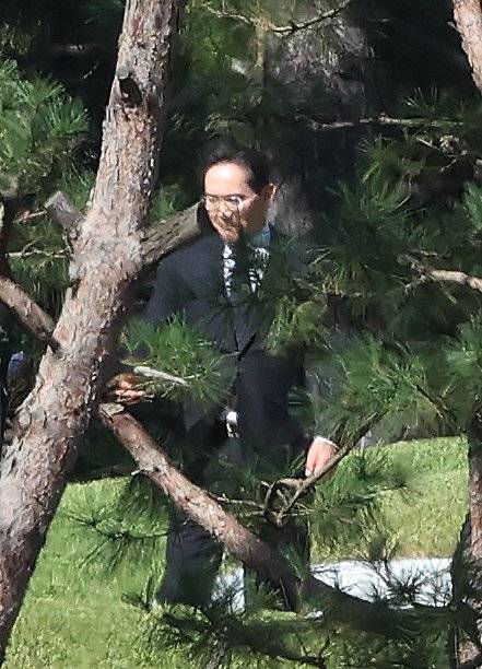 이재용 삼성전자 회장이 24일 오전 경기도 수원시 장안구 소재 고(故) 이건희 삼성 선대회장 선영에서 열린 5주기 추도식에 참석하고 있다. 뉴스 1