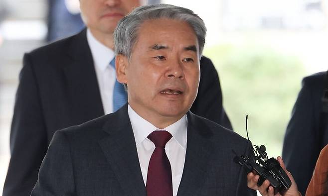 채 상병 순직사건 수사에 외압을 행사한 혐의를 받는 이종섭 전 국방부 장관이 23일 오전 구속 전 피의자 심문(영장실질심사)을 위해 서울 서초구 서울중앙지법에 출석하며 취재진의 질문을 받고 있다. 최현수 기자 emd@hani.co.kr