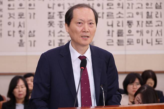 이완규 전 법제처장이 24일 서울 여의도 국회 법제사법위원회에서 열린 법제처에 대한 국정감사에서 증인선서 거부 사유를 소명하고 있다. 연합뉴스