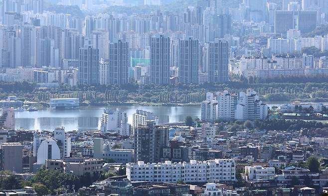 지난 8일 서울 남산에서 바라본 아파트 및 주택단지의 모습. 연합뉴스