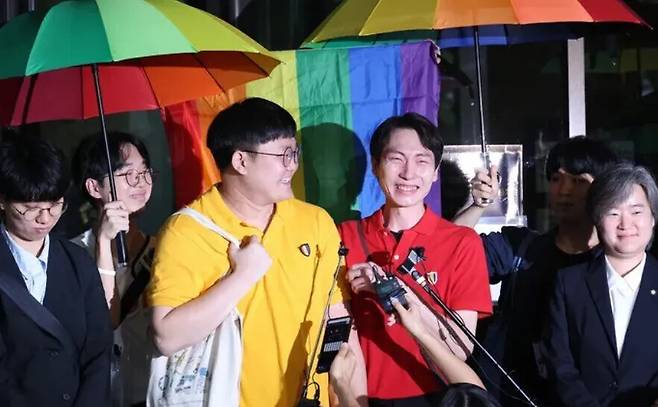 동성 부부라는 이유로 배우자의 건강보험 피부양 자격을 박탈당했다며 국민건강보험공단을 상대로 소송을 낸 소성욱(왼쪽)·김용민 씨가 지난해 7월18일 오후 서울 서초구 대법원 앞에서 사실혼 동성 부부의 배우자를 국민건강보험법상 피부양자로 등록할 수 있다는 대법원 판결 뒤 소회를 밝히며 눈물을 흘리고 있다. 김정효 기자 hyopd@hani.co.kr