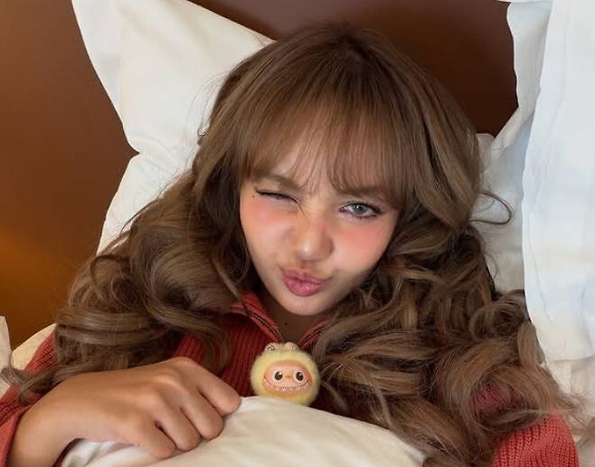 라부부 인형과 사진을 찍은 리사. 블랙핑크 리사 인스타그램 갈무리