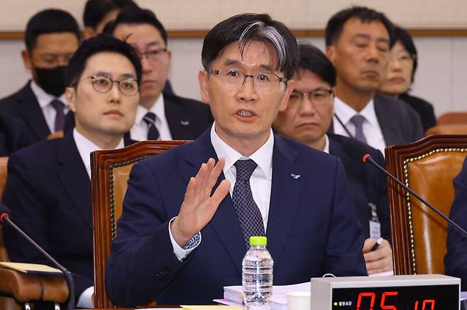 오동운 공수처장이 24일 국회에서 열린 법제사법위원회 공수처 등에 대한 국정감사에서 의원의 질문에 답변하고 있다. 윤운식 선임기자 yws@hani.co.kr