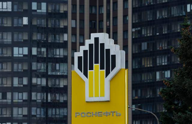 23일 러시아 상트페테르부르크에 있는 러시아 최대 석유회사 로스네프트 주유소 모습. 미국은 전날 로스네프트와 루코일에 대한 제재를 발표했다. 상트페테르부르크=EPA 연합뉴스