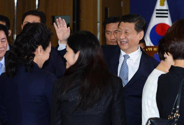 국빈 방한 중이었던 시진핑 중국주석이 2014년 7월 4일 서울대에서 강연을 한 후 손을 들어 인사하고 있다. 사진공동취재단