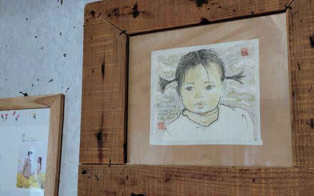 고 김애린 KBS 광주방송총국 기자가 첫걸음을 떼던 날 부친 김경학씨가 그려 안방 입구 벽에 걸어둔 그림. 부친은 딸에게서 눈을 뗄 수 없던 그날을 잊지 못한다. 나주=김혜영 기자