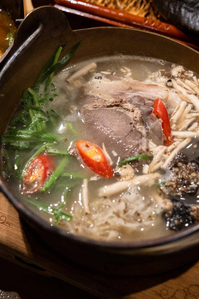 전남 순천의 염소 전문점 '고력당'의 흑염소 백양탕. 장준우 제공