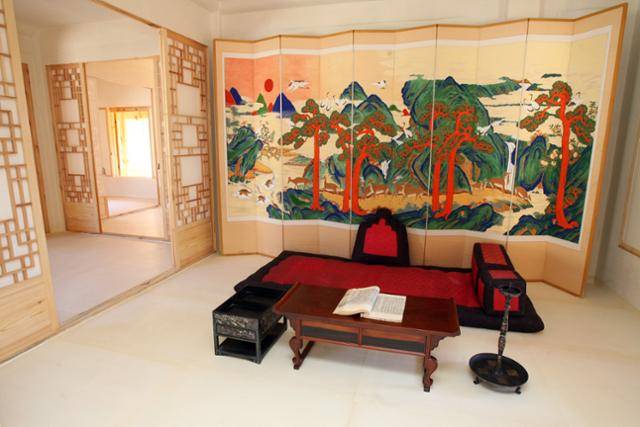 명성황후의 침소이자 시해장소인 곤녕합 내부. 한국일보 자료사진